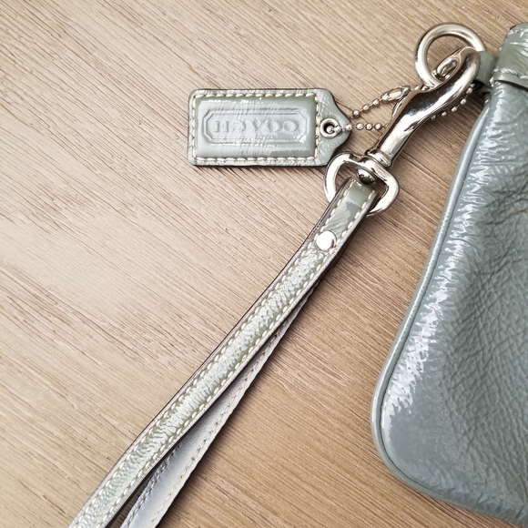 COACH LNC Patent Leather Wristlet BEAUTIFUL. Better in person. RARE TRUE GRAY. - Picture 8 of 9